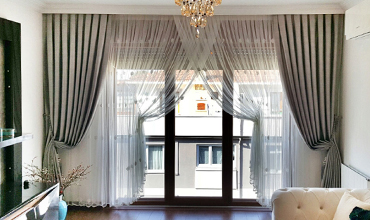 Salon için tasarlanmış, etekleri fırfırlı şık kruvaze tül perde